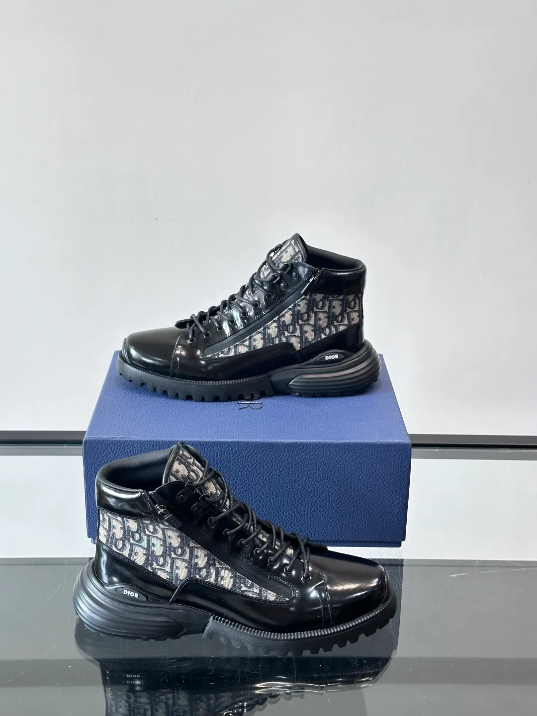 p600 "Dio＊" Combat Oblique high-top sneakers, black glossy leather + Oblique presbyopic canvas splicing, low-key luxury and super recognizable. The EVA sole is lightweight and cushioned, making it comfortable for daily wear or long walks. The high-top design is perfect for support, and the tongue and sole have the "DIOR" logo. You must pay attention to details! Whether it is casual or urban style, it can be easily controlled. It is a high-end luxury item that combines fashion and function. It is a popular choice for men's shoes size: 39-44 (38.45 customized)
